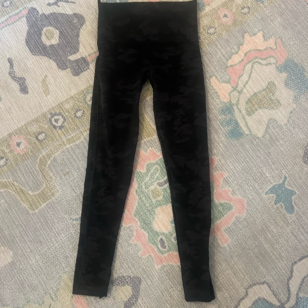 Spanx seamless black camo leggings
